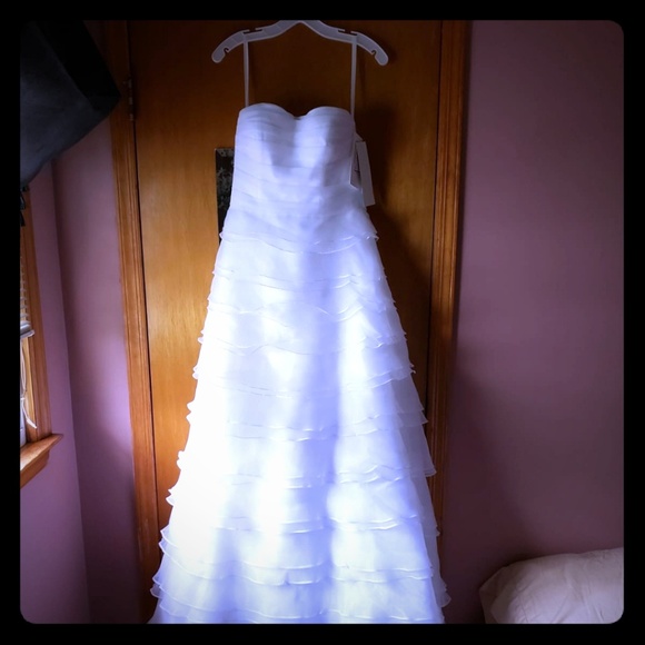 Wedding gown - Picture 1 of 3